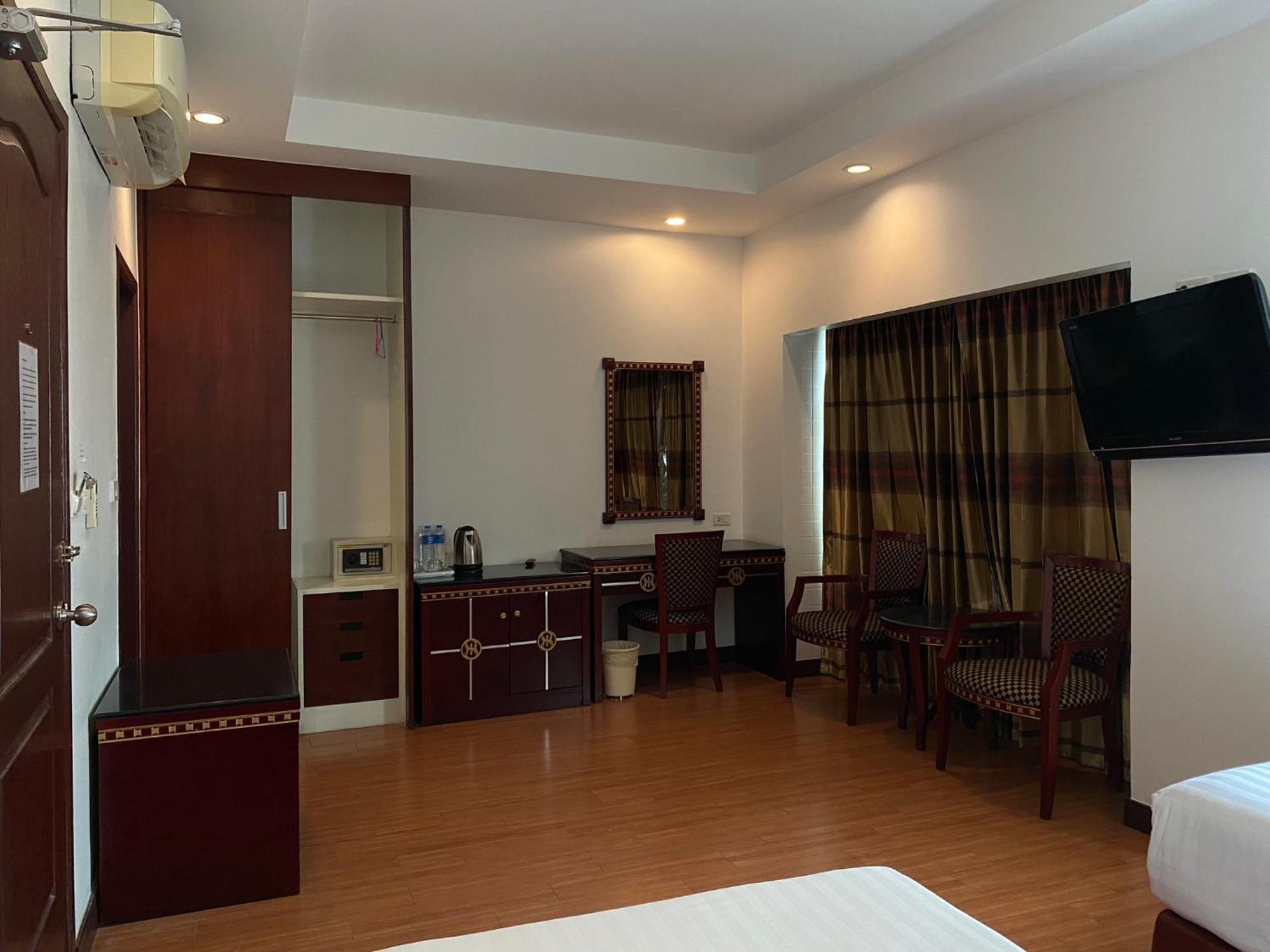 Jomtien Hisotel Exterior photo